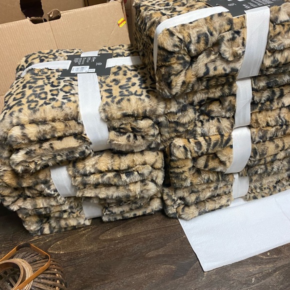 Faux Fur Leopard Print
(NWT
Throw~Martha Stewart
Collection~Created Macy' - Picture 7 of 7
